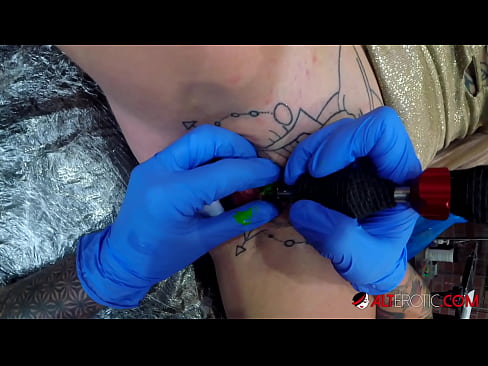 ❤️ La bomba Sully Savage, molt tatuada, es va tatuar al clítoris ❌ Porno al ca.fullpornercom.ru